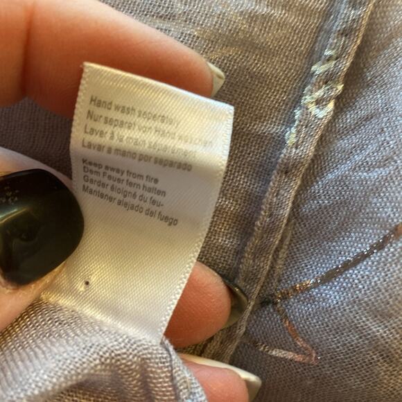 Lt grey scarf with silver foil arrow design - Picture 4 of 4